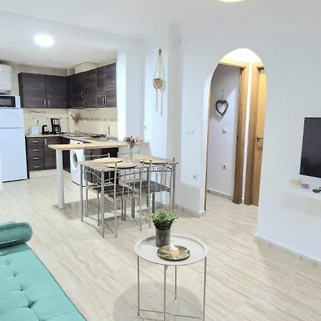 Cozy With Private Parking Near Center And *