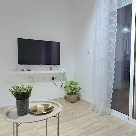 Cozy With Private Parking Near Center And