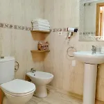 Cozy With Private Parking Near Center And Торевьиа
